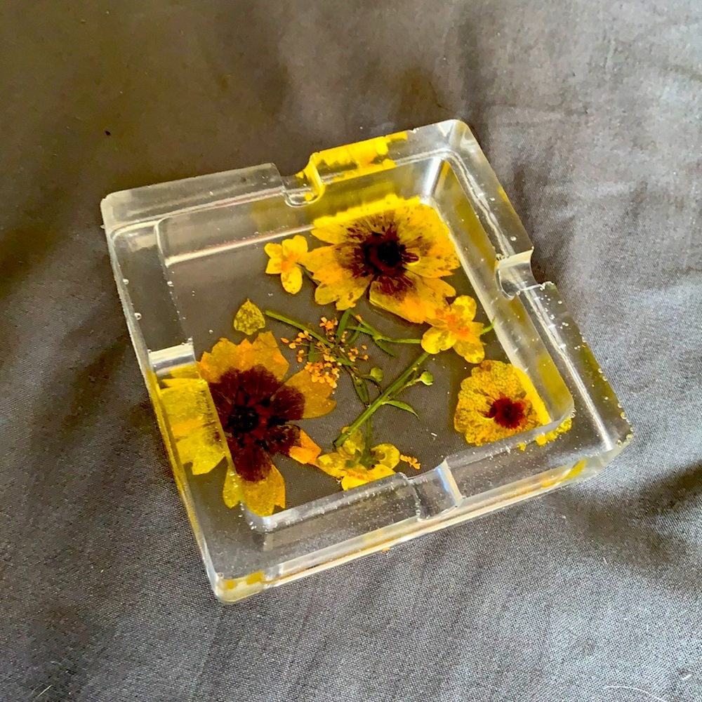 Resin ash tray